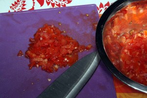 Die Tomaten werden in kleine Würfel geschnitten.