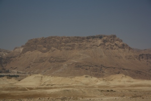 Oben rechts, der kleine dunkle Streifen, das ist die riesige Festung auf dem noch größeren Berg.