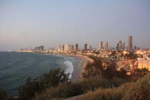 Was in eine Richtung geht, geht auch in die andere. Tel Aviv: Skyline und Meer